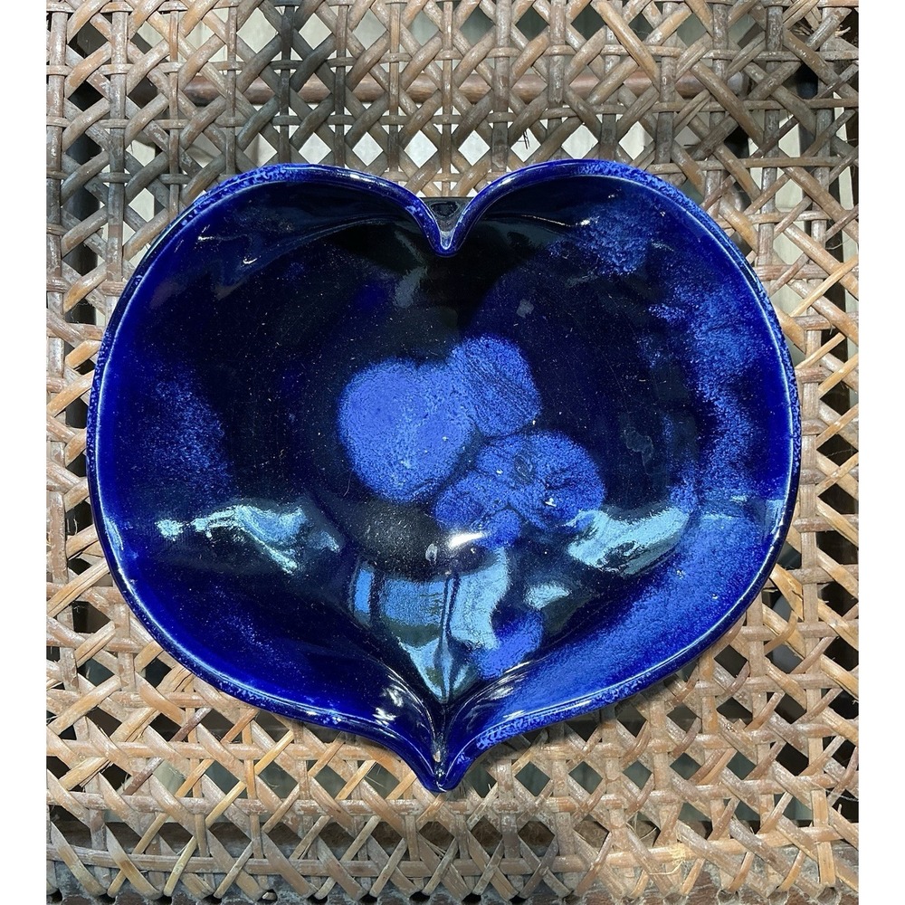 BEAUTIFUL blue‎ Heart Shaped Stoneware Pottery Dish, Unsigned